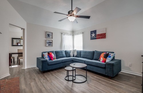 Allen Casa | Charming freshly renovated house in the heart of Allen.