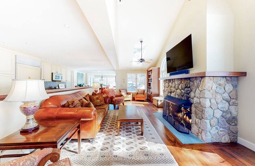 North Bridgton Condominio | Luxurious condo on Long Lake, just steps away from large association beach!