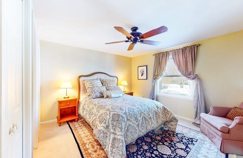 North Bridgton Condominio | Luxurious condo on Long Lake, just steps away from large association beach!