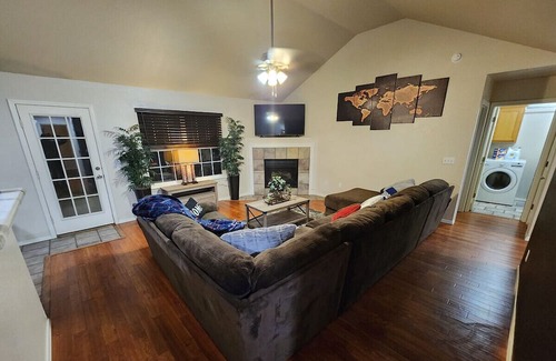 Lowell Casa | Cozy home with Pool in central NWA