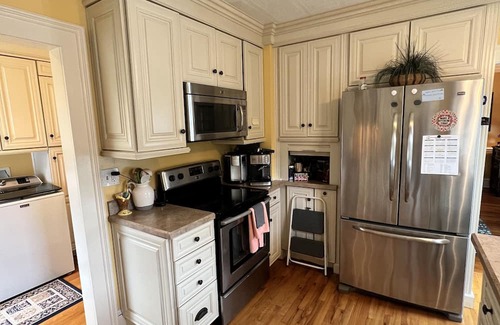 Wallingford Center Apartamento | New England Charm is all around this Victorian Home. Choate Parents’ welcome!