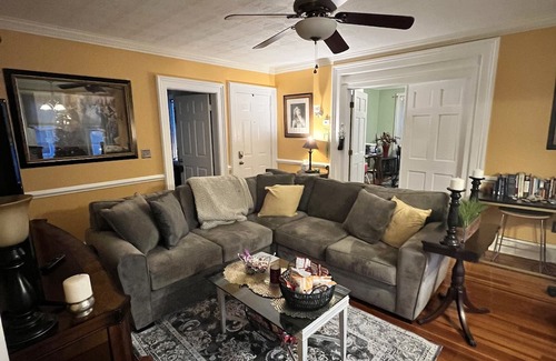 Wallingford Center Apartamento | New England Charm is all around this Victorian Home. Choate Parents’ welcome!