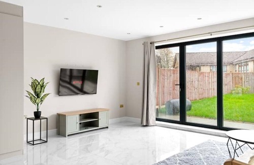 Heston Central Casa | Sparkling clean Stylish Brand New 3 bed house