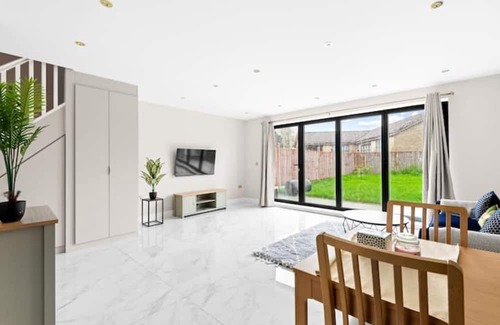 Heston Central Casa | Sparkling clean Stylish Brand New 3 bed house