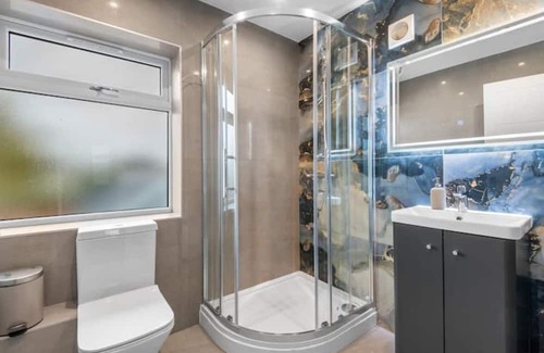 Heston Central Casa | Sparkling clean Stylish Brand New 3 bed house