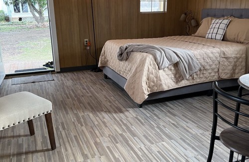 Lake Providence Apartamento | The Bernice Beehive Cabin Cozy Cabin at Vieux Carre’ Home and Cabins Grounds