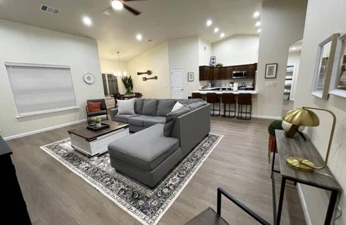 Fresno Casa | Fresno House Spacious 4:2 King Suite 2 Car Garage!