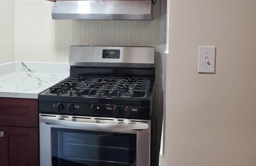 San Leandro Casa | Star Hillside Haven, 1 bdr, Living Rm, Wifi, King Bed