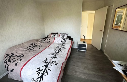 Elancourt Casa | Homerez - Spacious house for 8 ppl. with garden and terrace at Élancourt