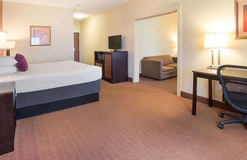 Saint Landry Casa | Relax and Recharge! Enjoy in the Outdoor Pool, Free Breakfast & Parking!