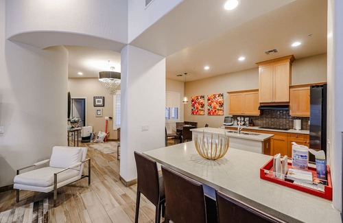 Talon Retreat Casa | Luxury 3br house w/heated pool + gym!