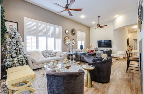 Talon Retreat Casa | Luxury 3br house w/heated pool + gym!