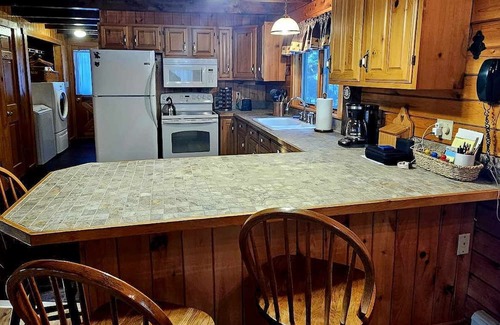 Beaver Cove Cabina | Little Moose Lodge: A Serene Lakeside Getaway for Your Ultimate Maine Retreat