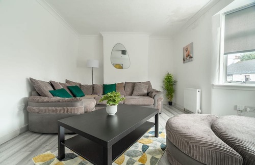 Bailleston Casa | Snug Modern Home in Eastern Glasgow