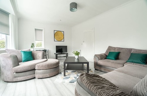 Bailleston Casa | Snug Modern Home in Eastern Glasgow