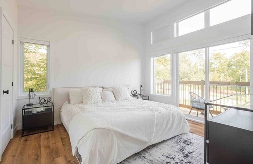 Saint-Gabriel-de-Brandon Casa | Huge modern chalet with spa and lake access