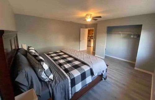 Manteca Casa | Manteca 4BR Home with Cal King beds