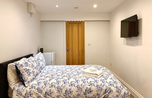 Ealing Common Apartamento | Entire Flat W London, Near Heathrow & City Centre