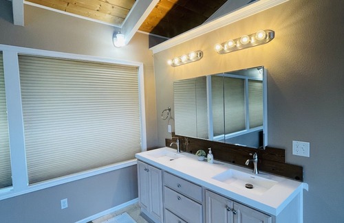 Bonney Lake Casa | Lake Tapps Events House on the Bankers Island with Dock and Boat Launch