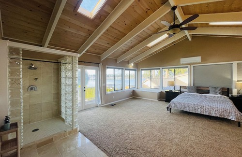 Bonney Lake Casa | Lake Tapps Events House on the Bankers Island with Dock and Boat Launch