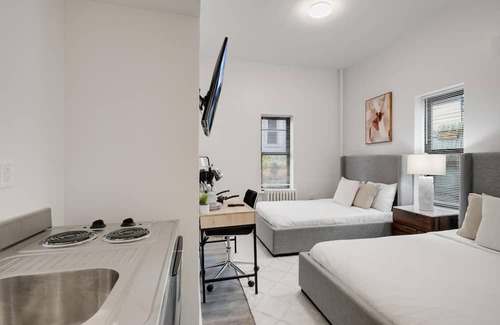 Bay Ridge Casa | Uptown Chic: Stylish Getaway in Brooklyn