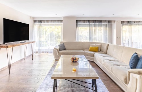 Arnavutkoy Apartamento | Flat with Garden 10 min to Bebek Shore