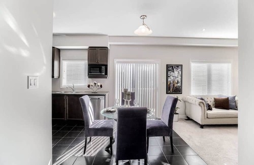 Brantford Casa | Spacious Comfort: 4 Bedroom Home For Modern Living