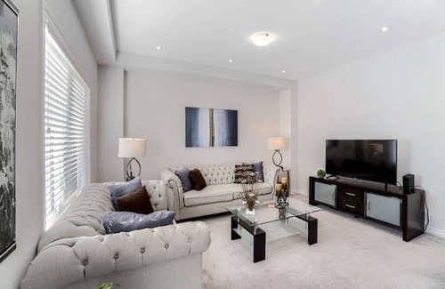 Brantford Casa | Spacious Comfort: 4 Bedroom Home For Modern Living