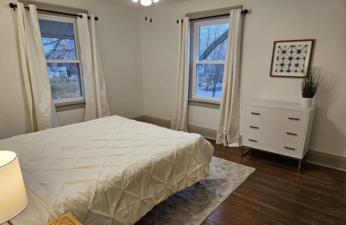 Des Moines Cabaña | Cozy charm in peaceful Waterbury. 5 minutes from downtown Des Moines and Drake