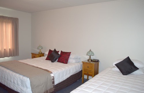 Franz Josef Glacier Casa | Central & Relaxing, park up and enjoy rainforest views.