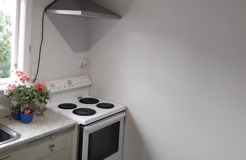 Waitarere Beach Casa | The Seashell - central, private, comfortable Incl bedding and linen, wifi