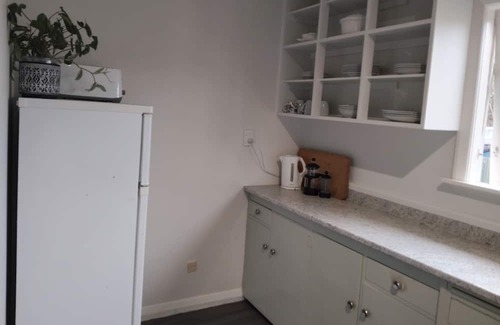Waitarere Beach Casa | The Seashell - central, private, comfortable Incl bedding and linen, wifi
