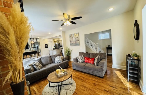Roselawn Finance Casa | Big house newly remodel from top to bottom