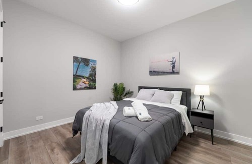 Lower West Side Apartamento | Cozy Chicago Haven w/High Speed Internet & Balcony