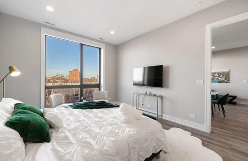 Lower West Side Apartamento | Cozy Chicago Haven w/High Speed Internet & Balcony