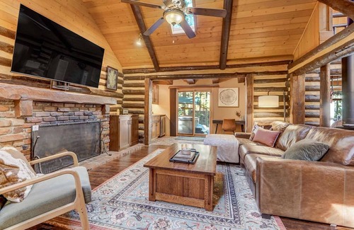 Cheyenne Canyon Cabina | Creekside Cabin w/ Hot Tub! 2 minutes to hiking trails!
