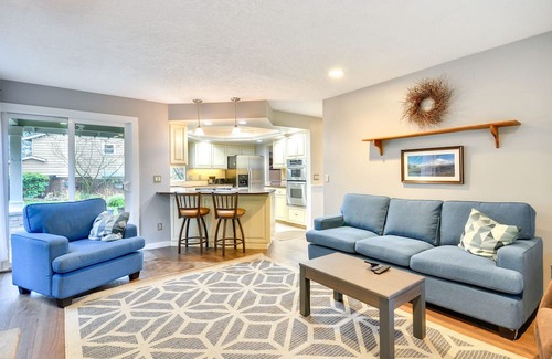 Cedar Hills Casa | Charming Portland Home: Yard, Deck & Fireplace!