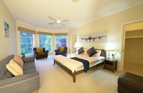 Heathcote Otro | Bring everyone together in this Heathcote Homestead with pool & vineyard.