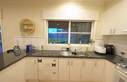 Heathcote Otro | Bring everyone together in this Heathcote Homestead with pool & vineyard.