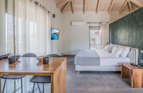 Episkopos Casa | Mountain View Suite with Mega Balcony