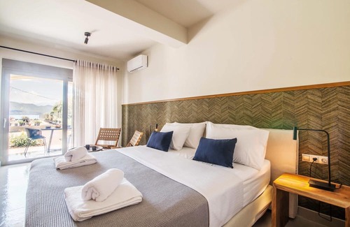 Episkopos Casa | Sea & Pool View Suite