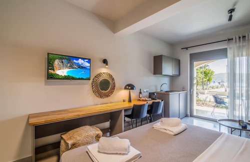 Episkopos Casa | Sea & Pool View Suite