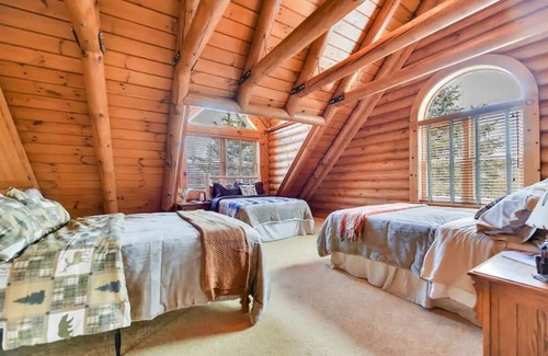 Decker Cabina | The Amazing Wolf Lodge