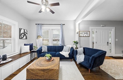 Lee's Summit Casa | Charming Freshly Remodeled Home / Prime Location