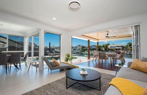 Runaway Bay Casa | Waterfront Resort-Style Retreat - Runaway Bay