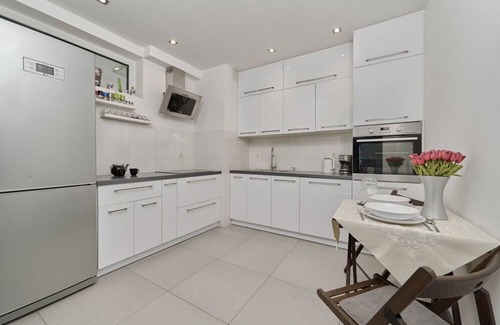 Krzyki Apartamento | Lively Green Apartment by Renters