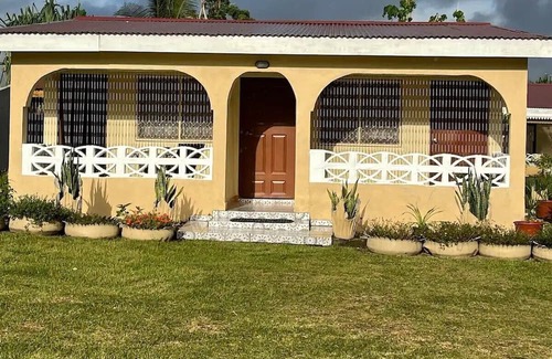 Port Vila Cama Y Desayuno | Fully equipped B&B, 4 minutes WALK from the airport & 7 minutes drive to town!