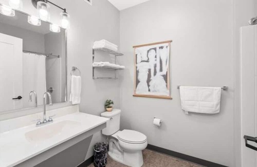 Manchester Apartamento | Artist's Retreat in Manchester, NH!