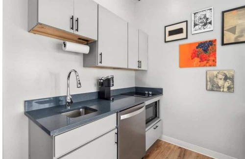 Manchester Apartamento | Artist's Retreat in Manchester, NH!