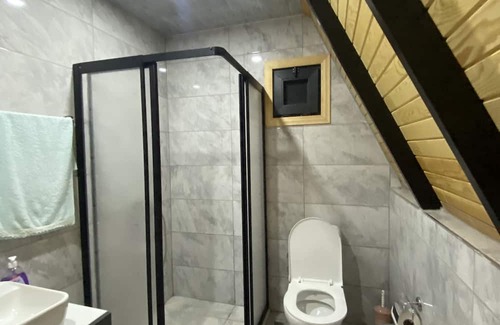 Karaoz Casa | Dağ ve deniz manzaralı, jakuzili üçgen ahşap ev